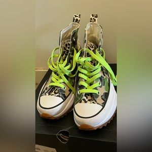 Camouflage run star hike